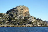 Акрополь Кауноса находится на скале над рекой Дальян