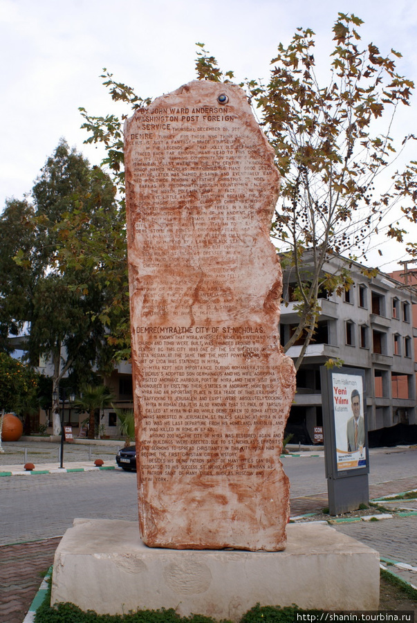Памятник у церкви Святого Николая Демре, Турция