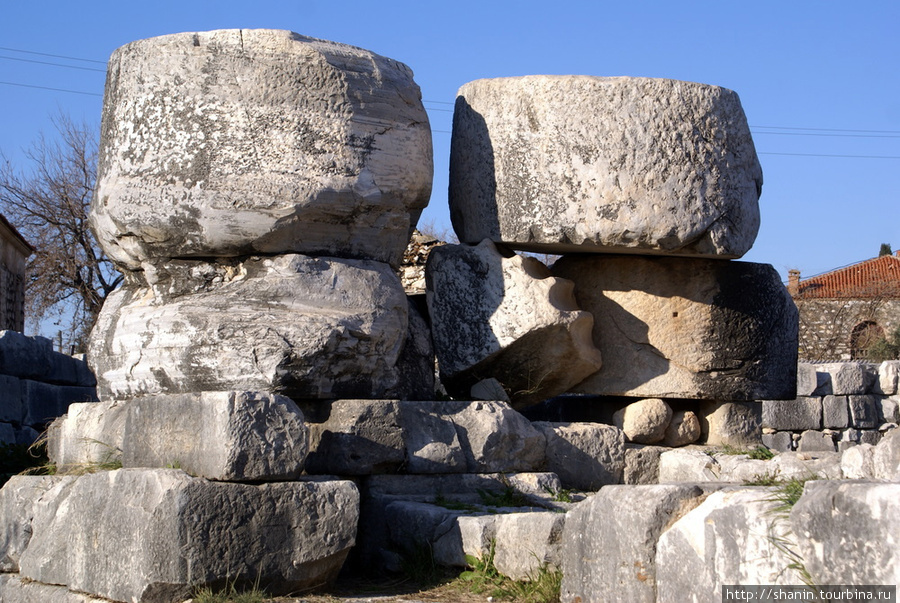 Гигантские камни на руинах храма Аполлона Дидим, Турция