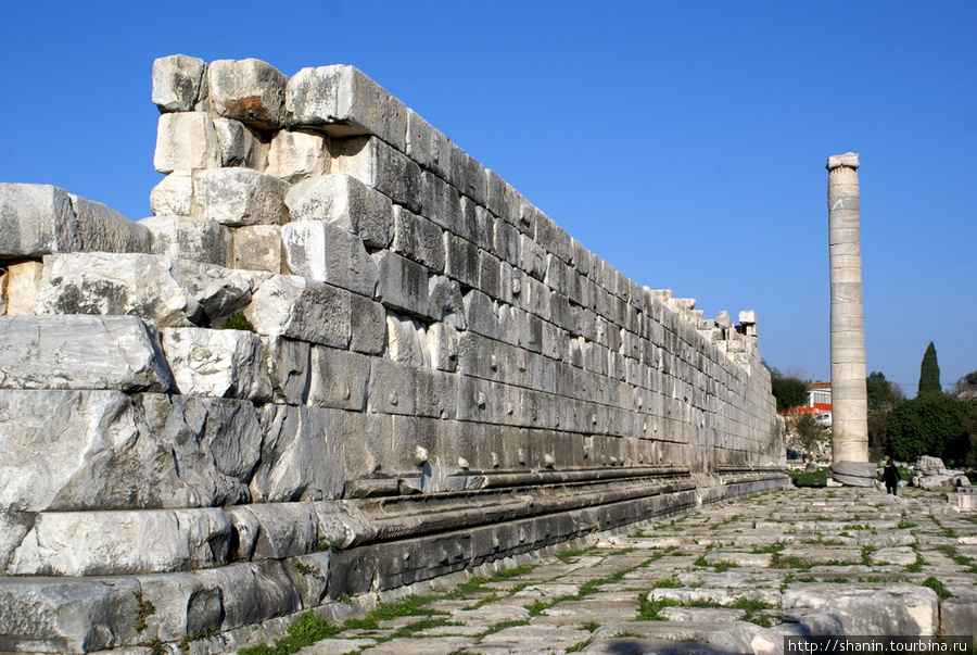Стена храма Аполлона в Дидиме Дидим, Турция