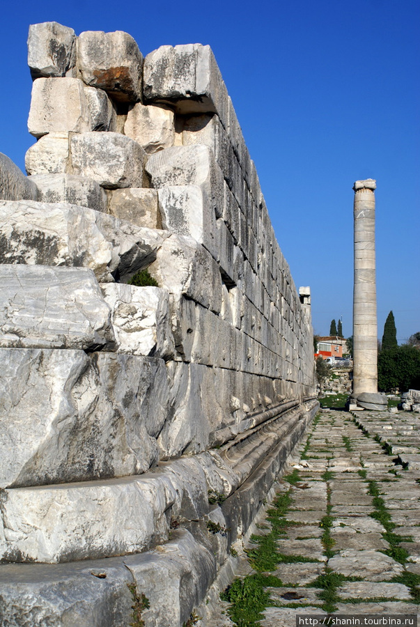 Стена храма Аполлона в Дидиме Дидим, Турция