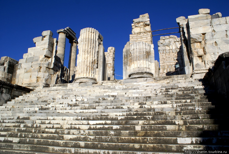 Лестница храма Аполлона в Дидиме Дидим, Турция