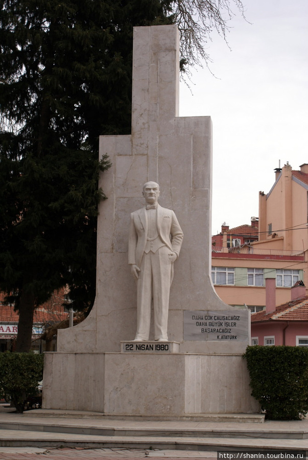 Памятник Ататюрку в Егирдире Эгирдир, Турция