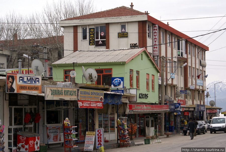 На ценетральной улице Егирдира Эгирдир, Турция