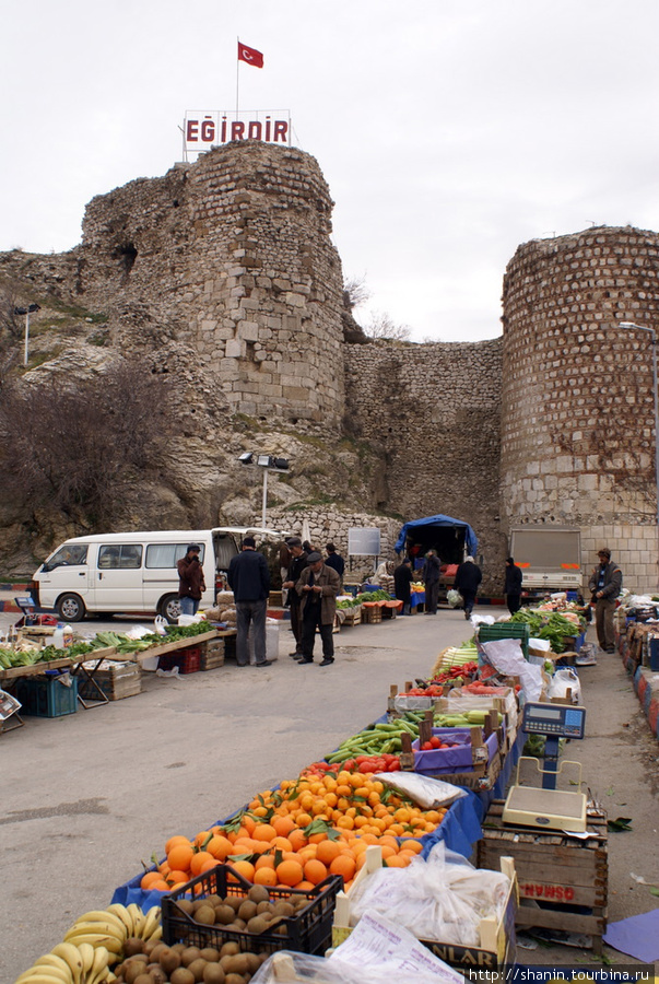Рынок у стен крепости Егирдир Эгирдир, Турция