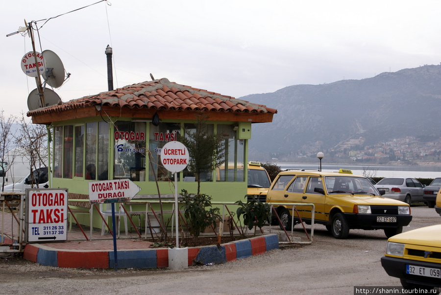 Стоянка такси и автовокзал в Егирдире Эгирдир, Турция