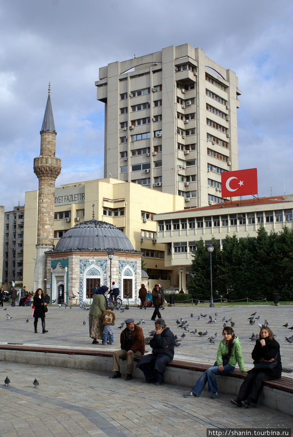 Отдыхающие на площади Конак Измир, Турция