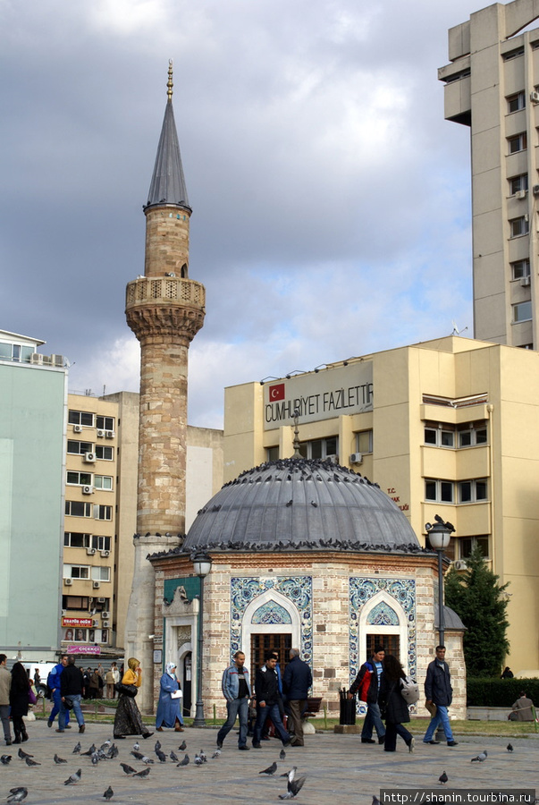 Мечеть Конак на площади Конак Измир, Турция