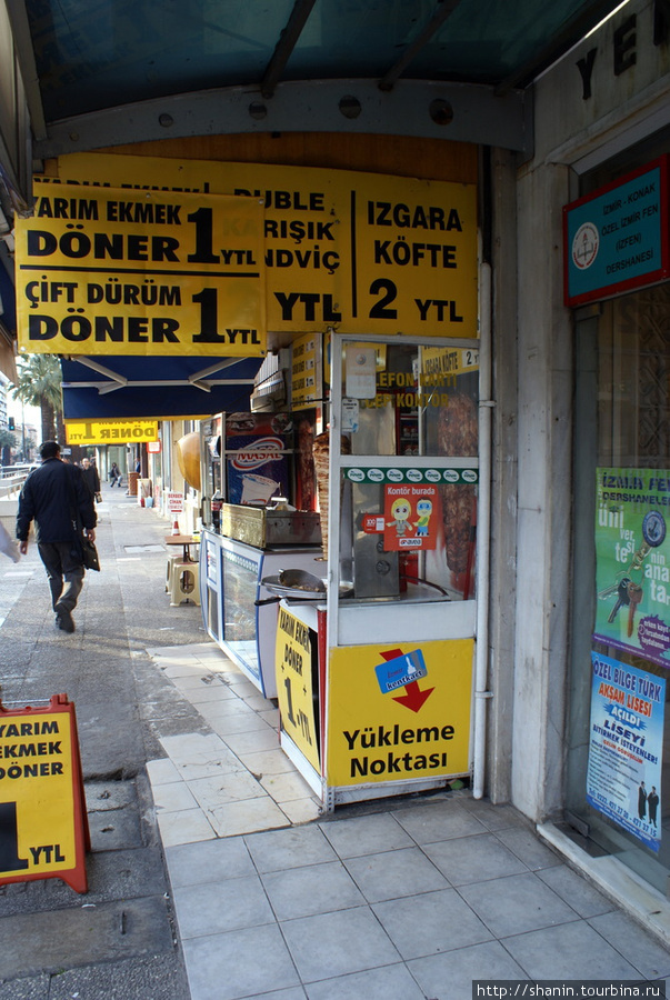 На улице в районе Конак Измир, Турция
