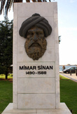 Памятник Мимару Синану на набережной Измира