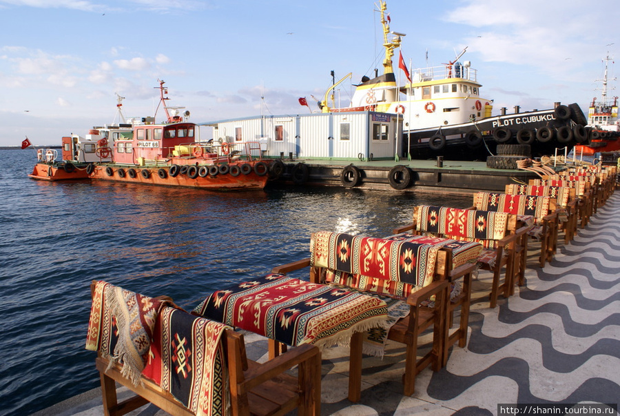 Столики на набережной в Измире Измир, Турция
