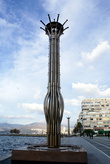 Памятник на берегу моря в Измире
