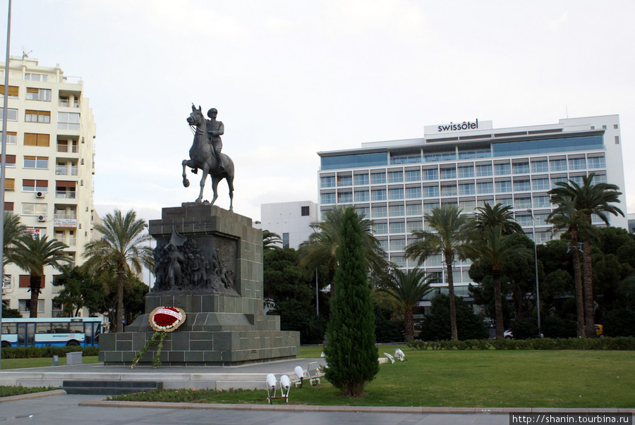 Памятник Ататюрку перед отелем Измир, Турция