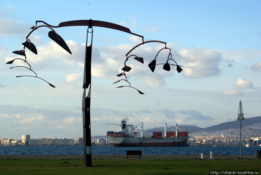 Авангардная скульптура на берегу моря в Измире Измир, Турция