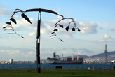 Авангардная скульптура на берегу моря в Измире