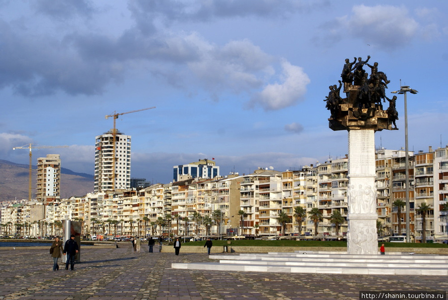 Памятник на набережной Измира Измир, Турция