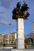 Памятник на набережной в Измире