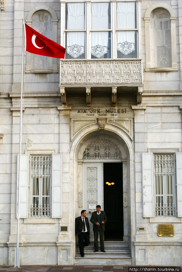 Вход в Музей Ататюрка в Измире Измир, Турция