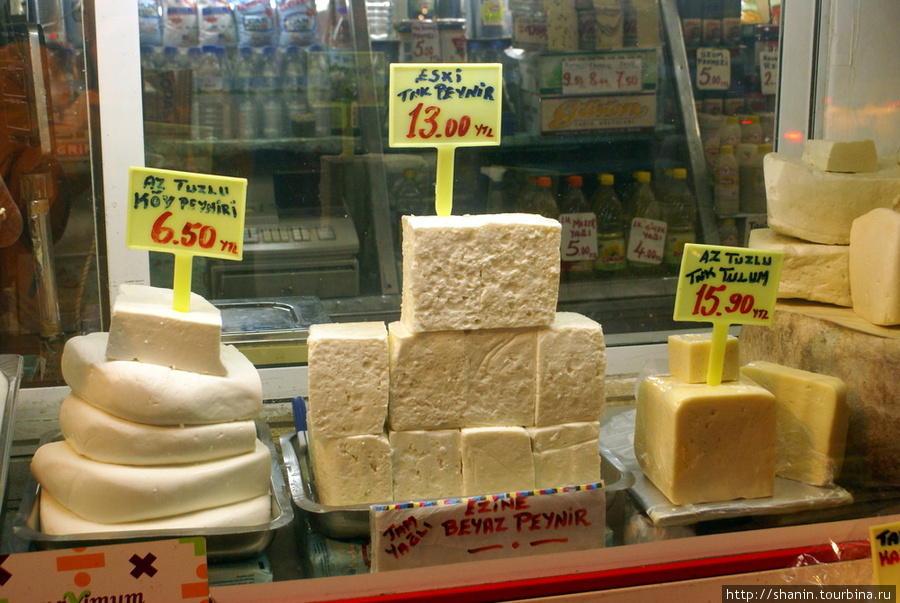 Сыр на рынке в Измире Измир, Турция