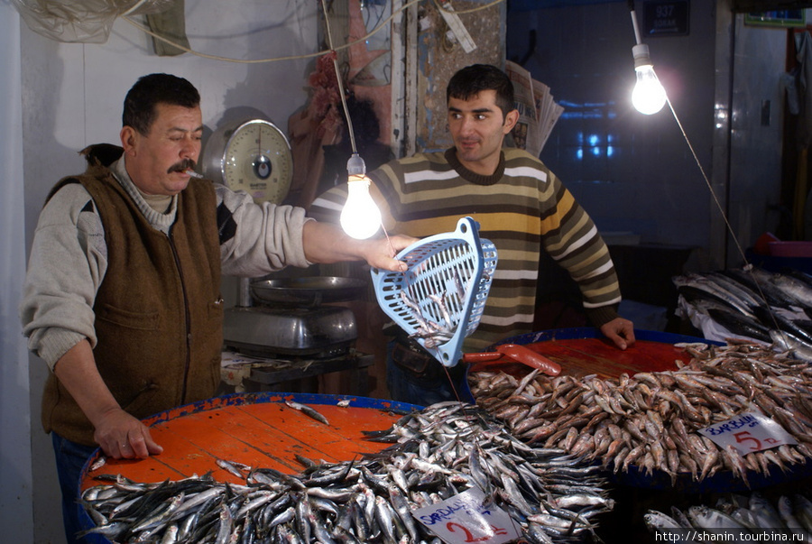 Продавцы рыбой на рынке в Измире Измир, Турция