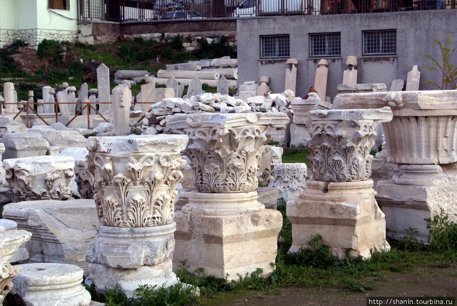 Куски колонн на Агоре в Измире Измир, Турция