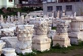 Куски колонн на Агоре в Измире