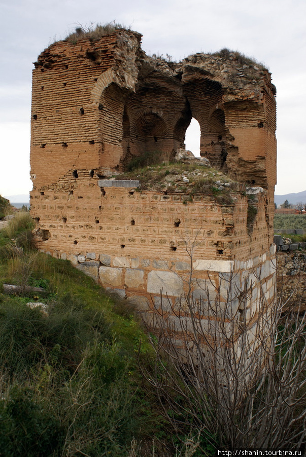 Полуразрушенная башня античной Никеи Изник, Турция