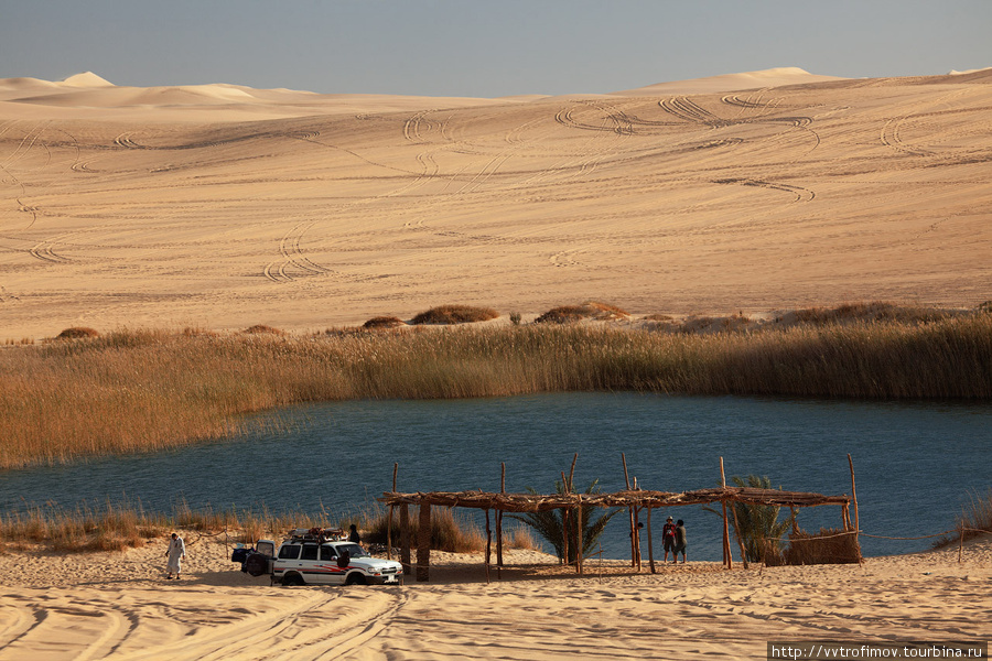 Озеро в песках, рядом с Сивой Оазис Сива, Египет