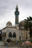Мечеть Йешил джами напротив музея