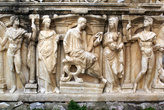 Фигуры на римской гробнице