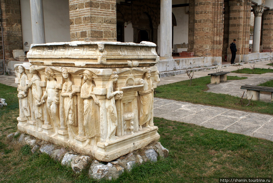 Римская гробница во дворе Археологического музея Изник, Турция