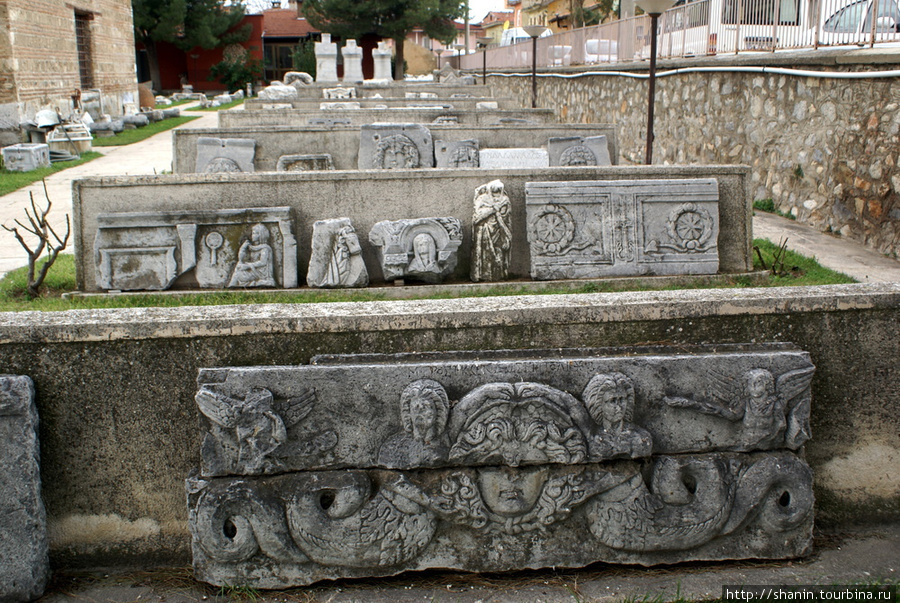 Античные фрагменты во дворе Археологического музея в Изнике Изник, Турция