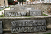 Античные фрагменты во дворе Археологического музея в Изнике