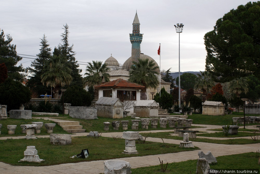 На территории религиозного комплекса Изник, Турция