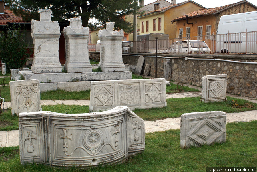 Кресты во дворе Археологического музея в Изнике Изник, Турция