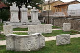Кресты во дворе Археологического музея в Изнике