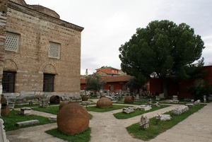 В заднем дворе Археологического музея