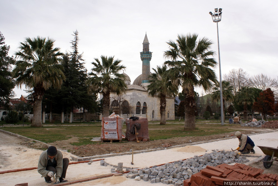 Возле Археологического музея в Изнике кладут плитку Изник, Турция