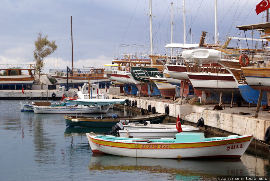 Лодки у причала Калкан, Турция