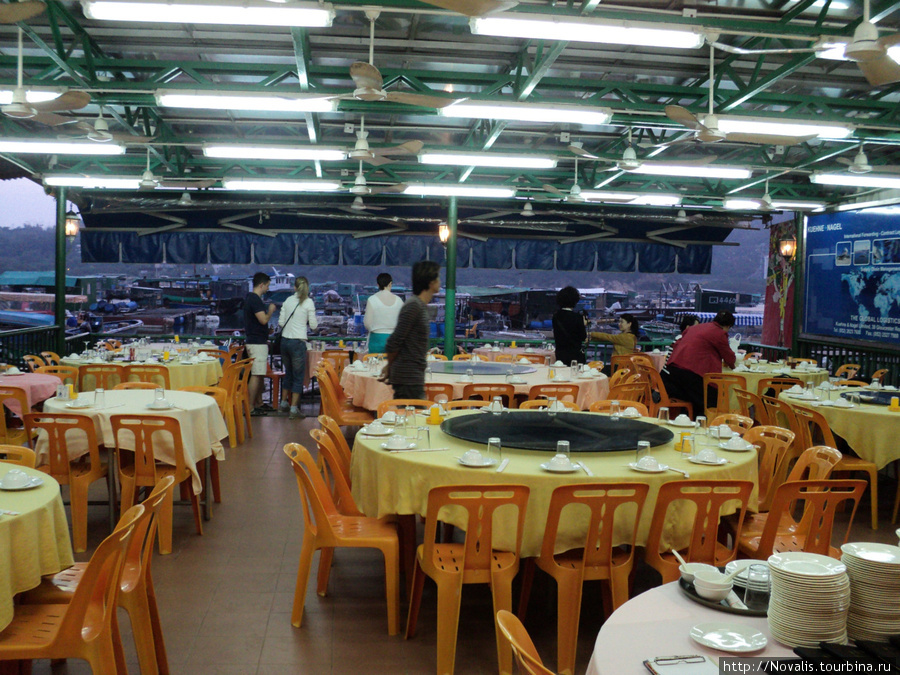 в эти рестораны гонковчане и гонковчанки приезжают поесть свежайших морепродуктов Остров Ламма, Гонконг
