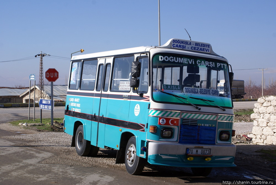 Автобус на окраине Карамана Караман, Турция