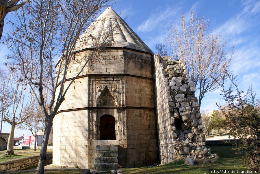Гробница Юнус Эмре в центре Карамана Караман, Турция