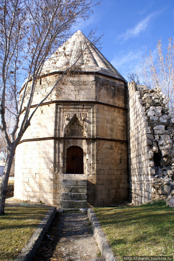 Гробница Юнус Эмре Караман, Турция