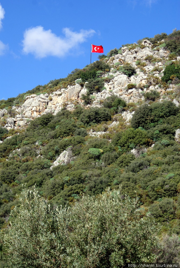 Над Кашем гордо реет турецкий флаг Каш, Турция