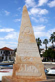 Памятник на берегу моря в Каше