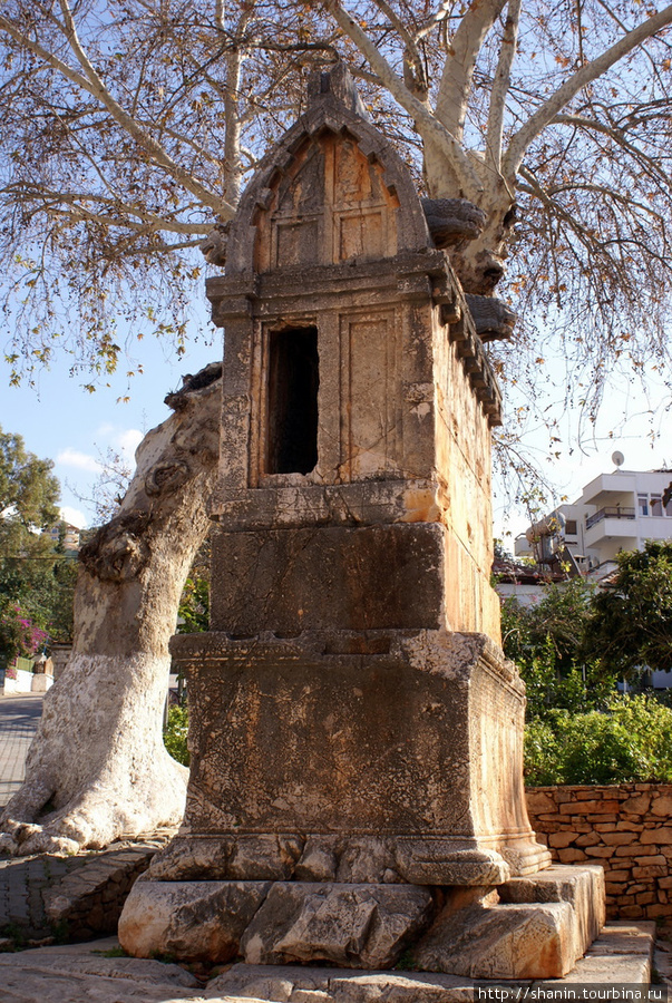 Львиная гробница в центре Каша Каш, Турция