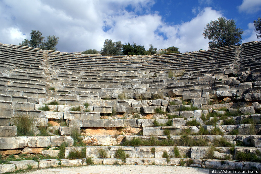 Зрительские ряды амфитеатра в Каше Каш, Турция