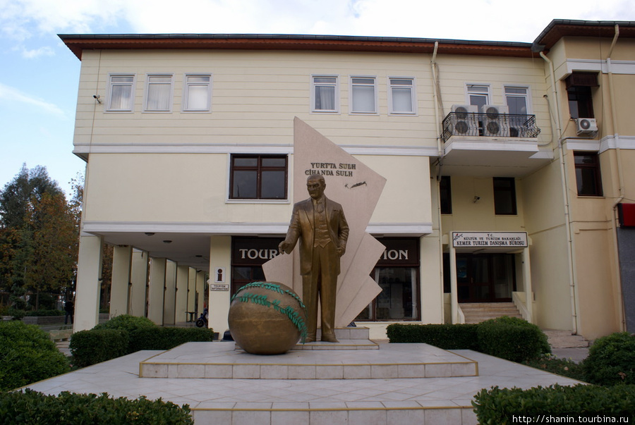 Памятник Ататюрку в Кемере Кемер, Турция
