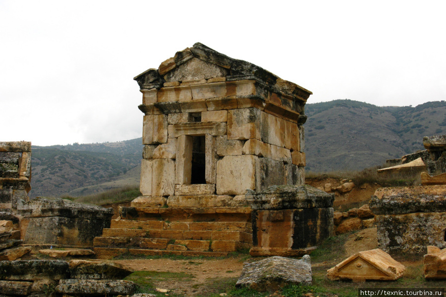 Гробница на кладбище Памуккале (Иерополь античный город), Турция
