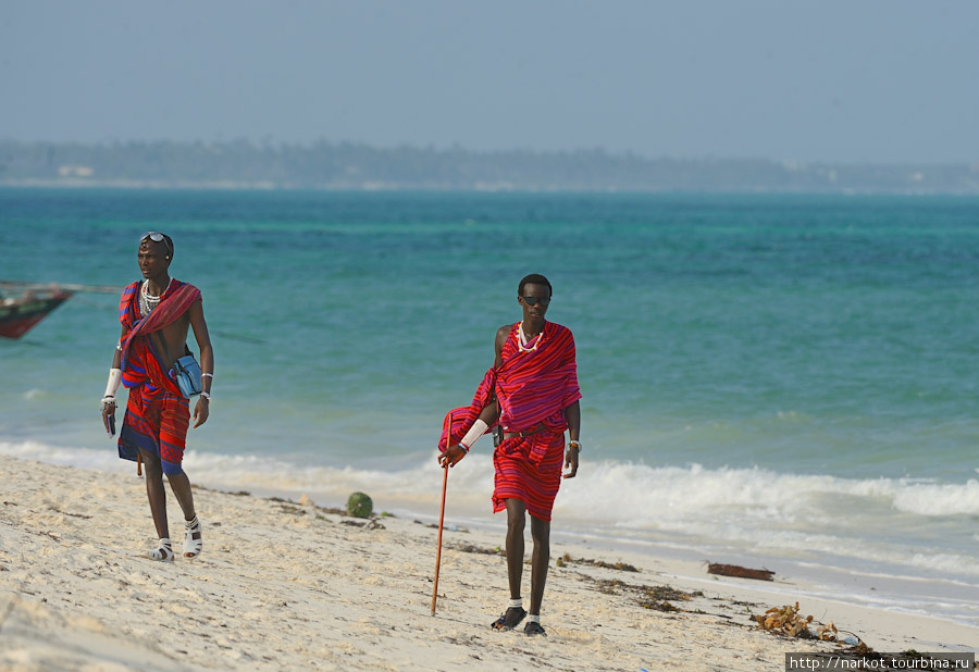 масаи на пляже Кивенгва, Танзания